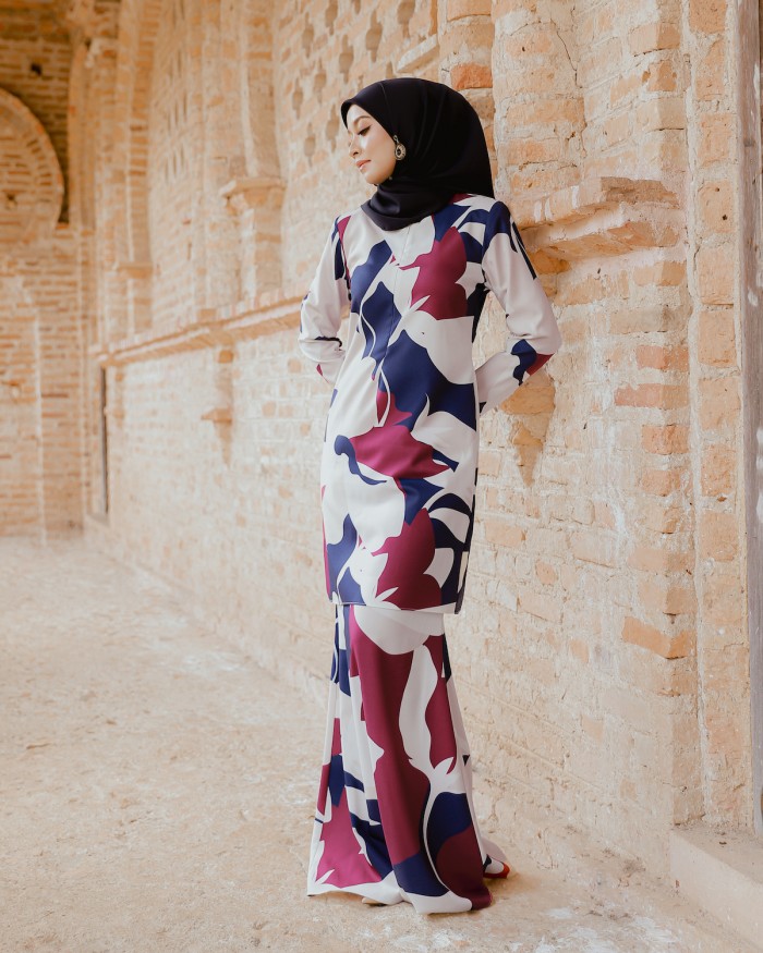 NIKA KURUNG - NAVY WHITE